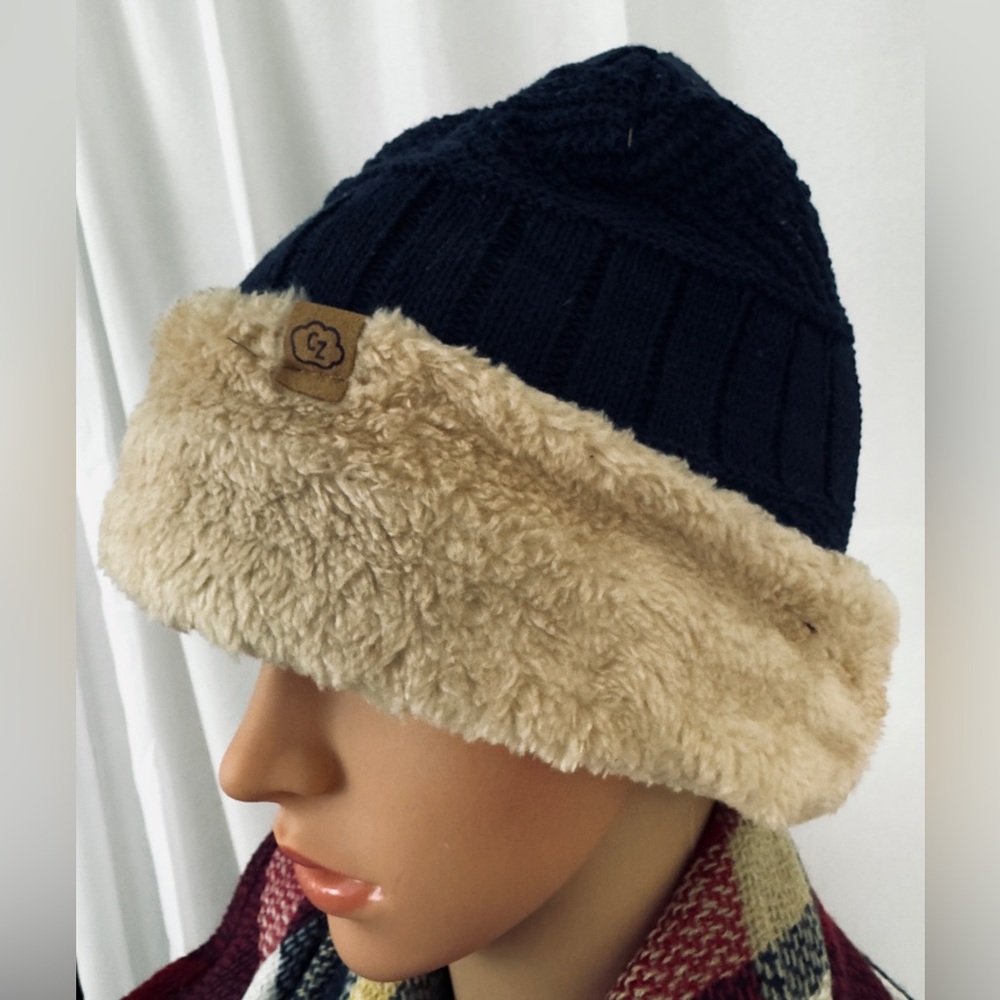 Cozy Zone Woman’s Heavy Tan Faux Fur Lined Navy Knit Beanie          O/S.    NWT